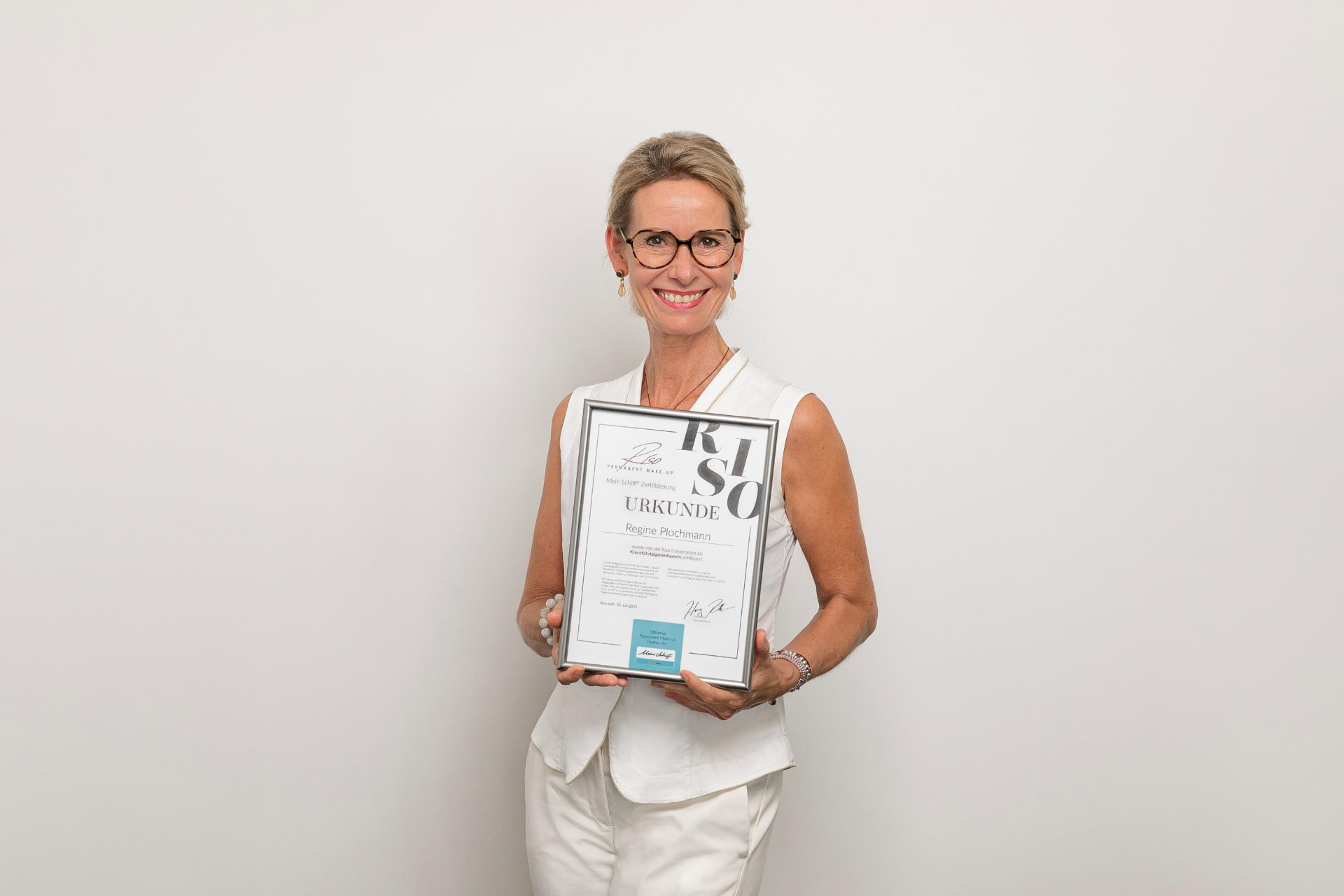 Regine Plochmann-Paulitsch mit ihrer RISO-Zertifizierungsurkunde